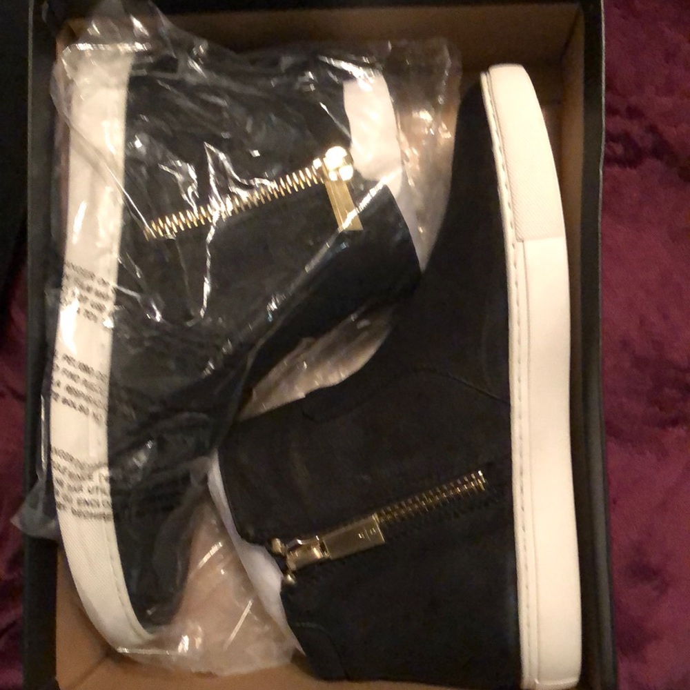 Shoes - Picture 2 of 5